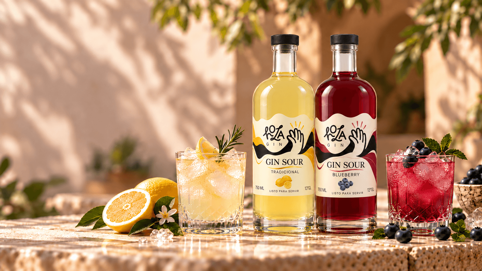 Botellas de HolaGin® Gin Sour Tradicional y Blueberry, 750 ml, junto a dos vasos servidos
